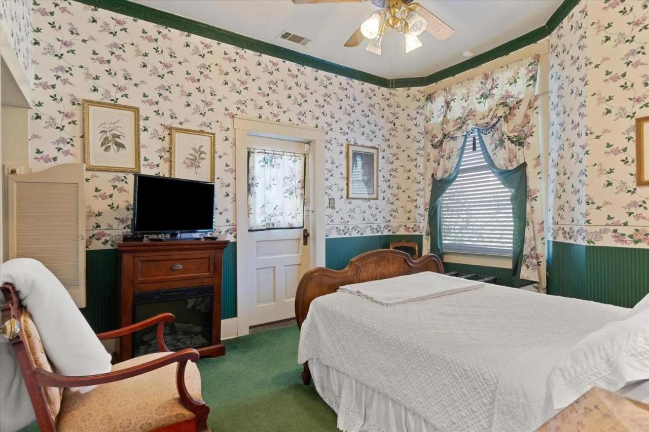 Four Winds Victorian Venue & Suites Bonham Стая снимка