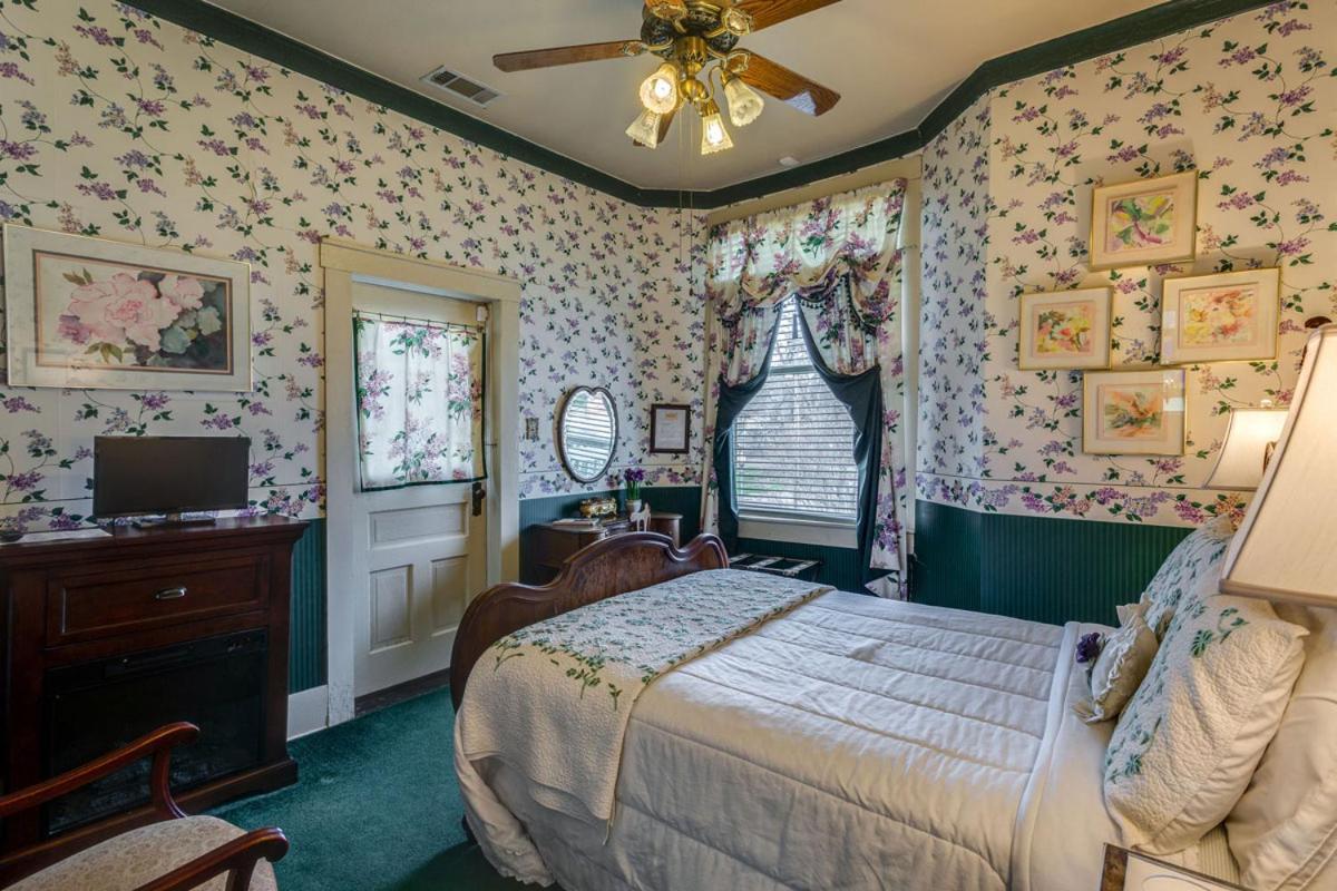 Four Winds Victorian Venue & Suites Bonham Екстериор снимка