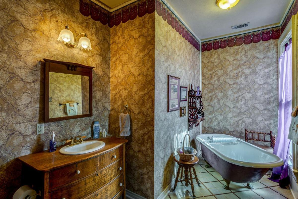 Four Winds Victorian Venue & Suites Bonham Стая снимка
